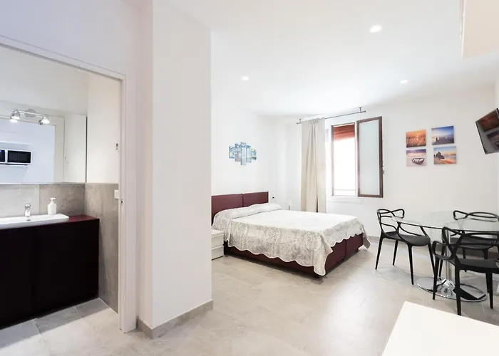 Goito 4, By Short Holidays *